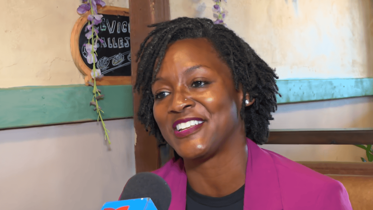 Angie Nixon apela a la comunidad hispana con foco en economía