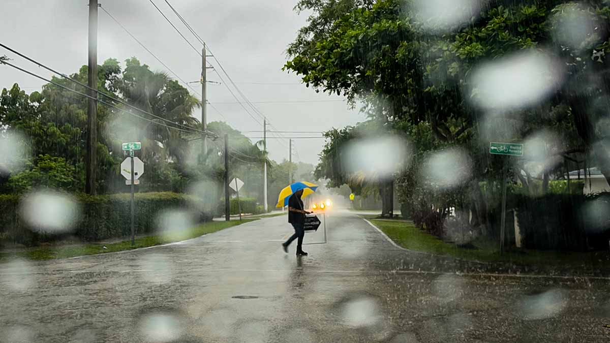 Lluvias y mareas altas alertan al sur de Florida