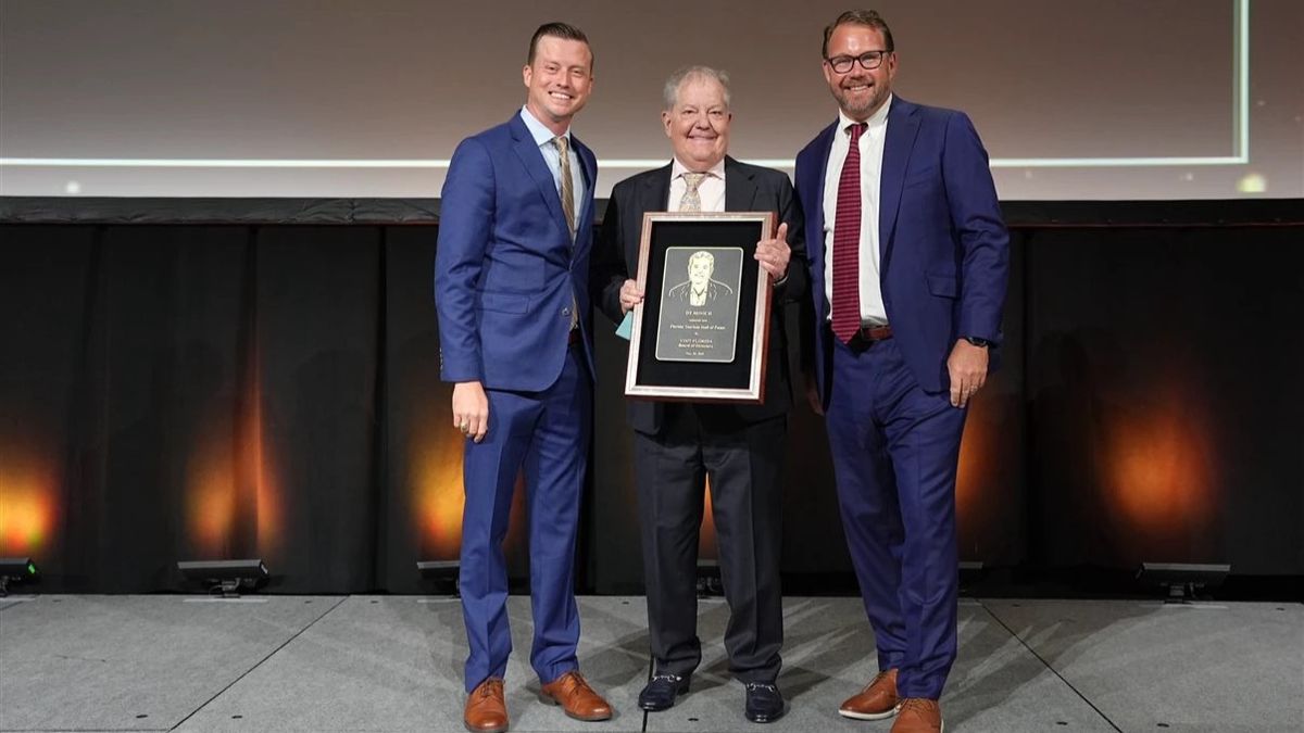 DT Minich entra al Hall de la Fama del Turismo de Florida