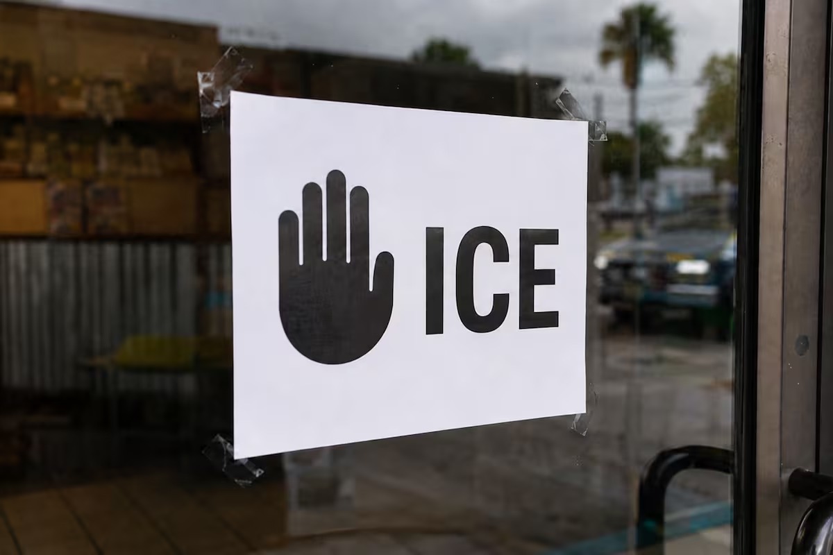 Comerciantes de Tampa desafían al ICE con carteles de protesta
